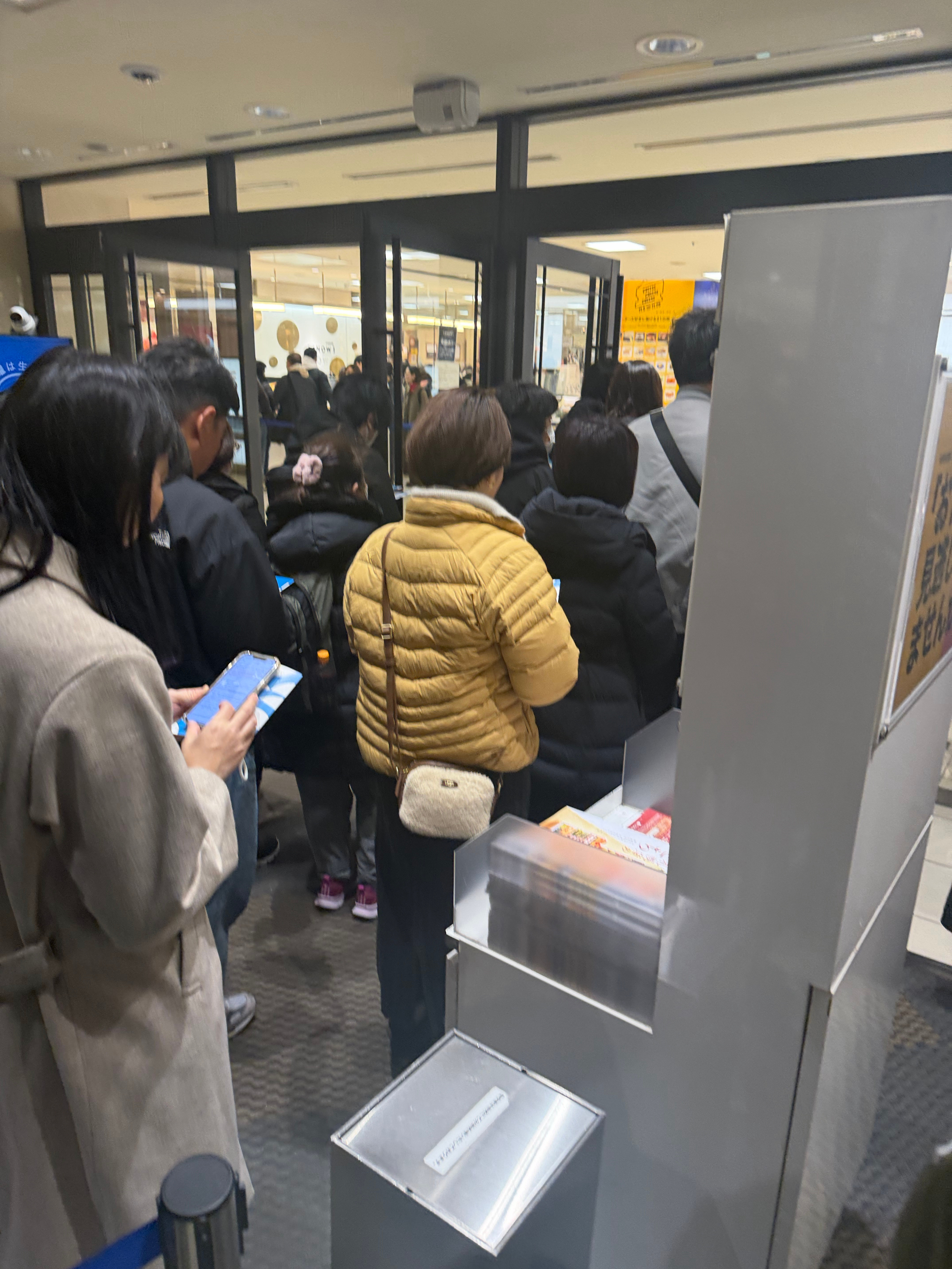 [捂脸哭]跟着日本人排队买点土特产​​​