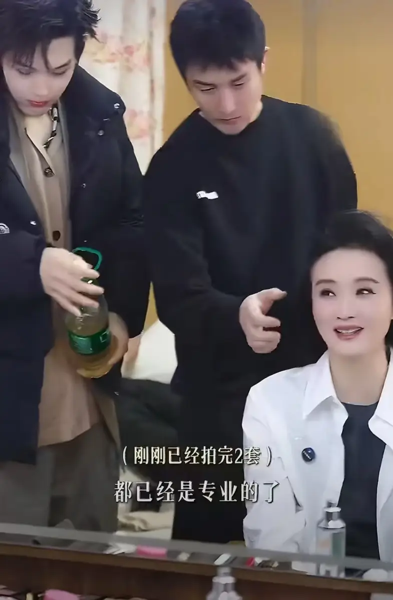 王艳赞儿子为专业模特母子同拍大片默契养眼