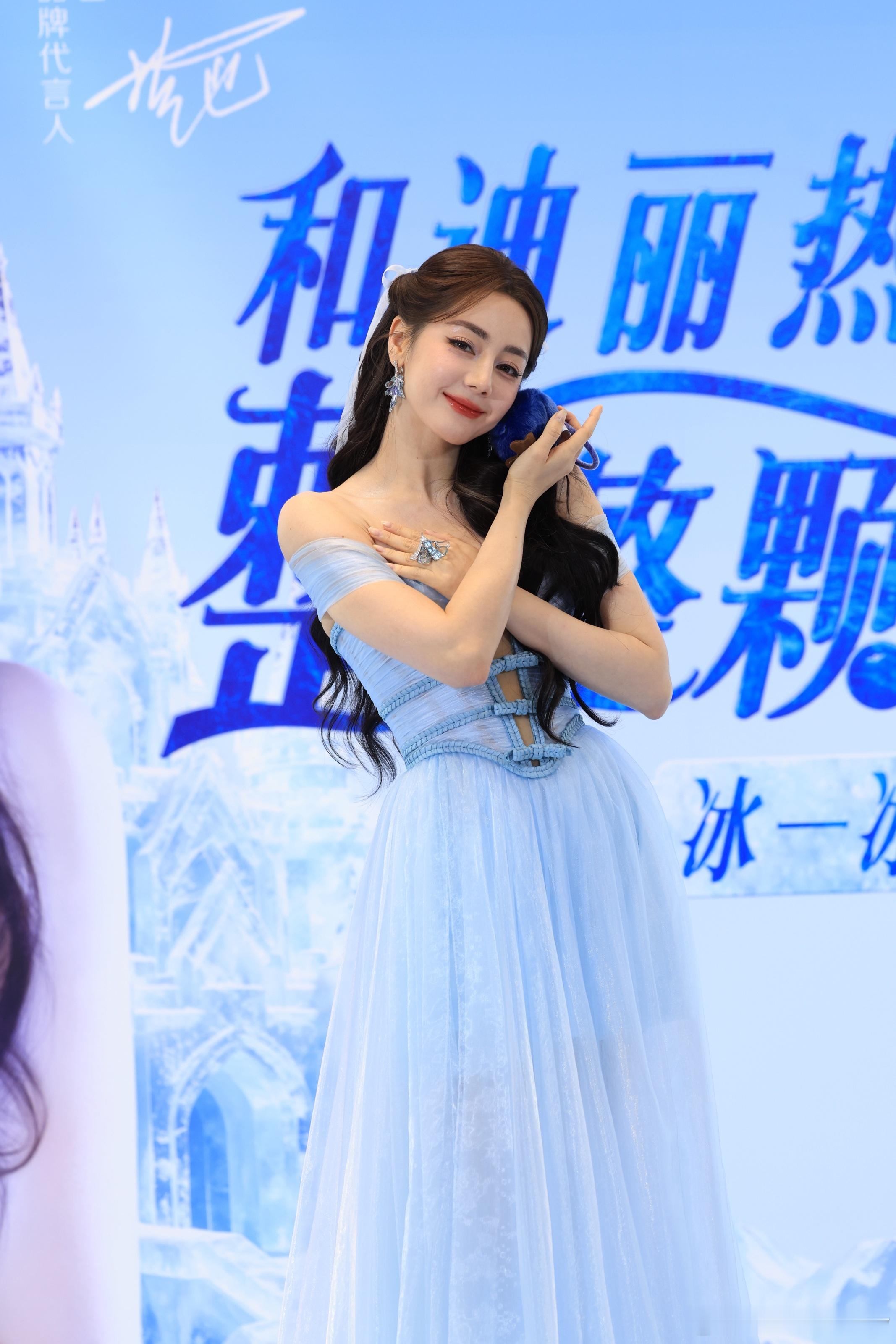 迪丽热巴蓝裙公主西安赴约安慕希的迪丽热巴美得恰到好处，AADNEVIK蓝色纱裙