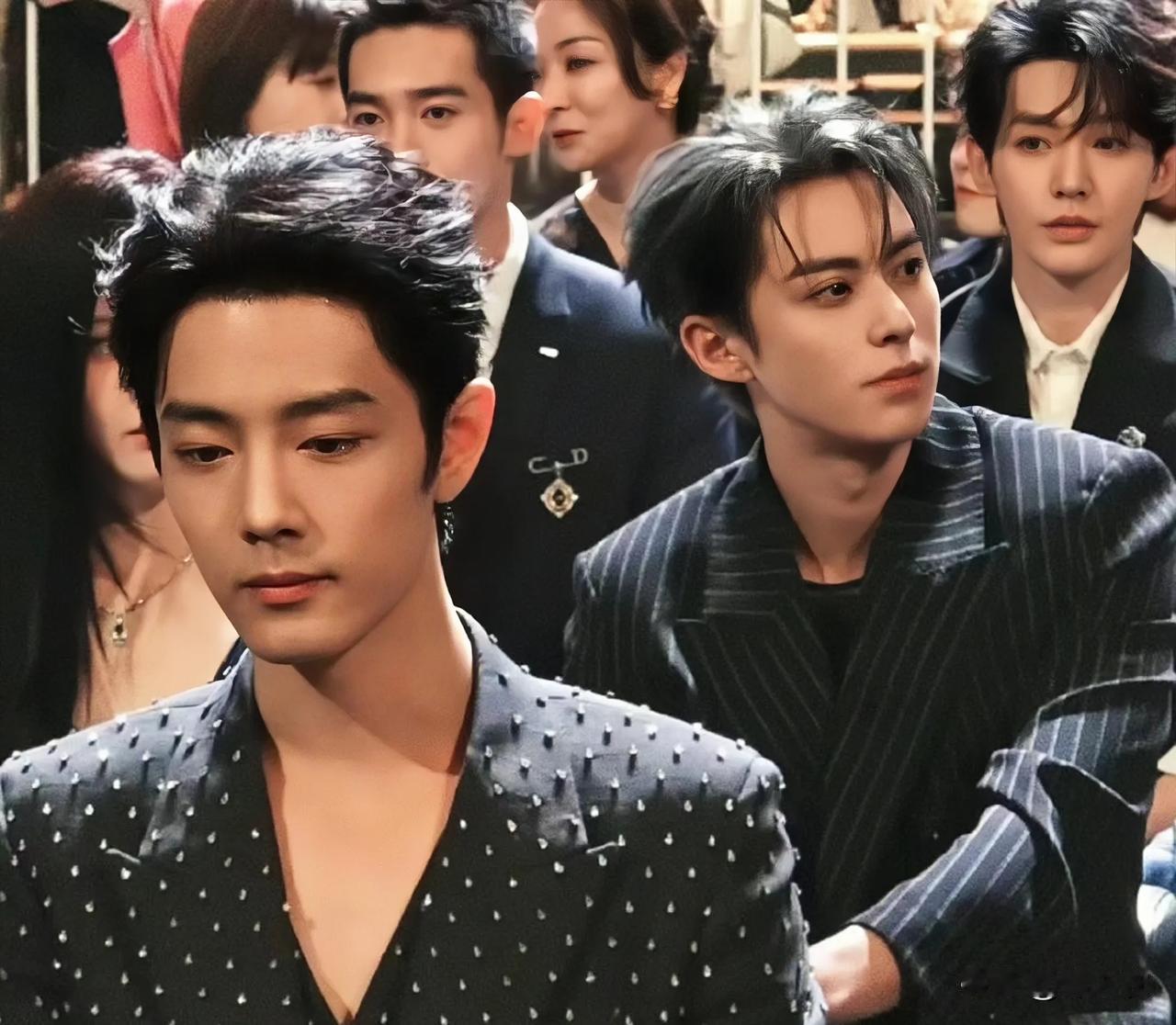 天呀，本来看路透感觉肖战很有少年感，这跟年轻人坐在一起一对比，突然像个有气场的大