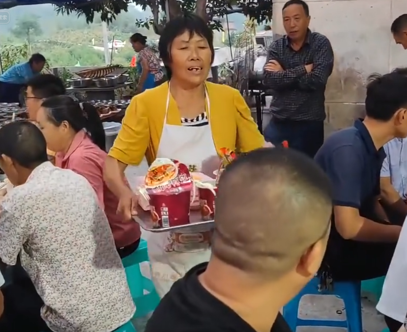 这个得随多少礼啊让人吃这个[哭笑不得]