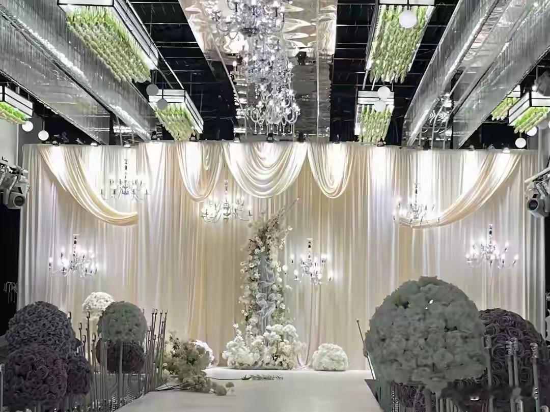 “格局小了？”陕西榆林，一对新人在酒店办婚宴，花钱由婚庆公司布置婚礼背景，新娘还