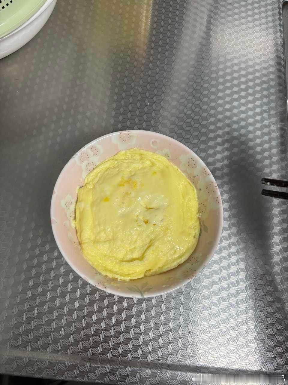 264【有图】我很擅长做微波炉牛奶布丁，今天晚上做完后我妈觉得不够甜让我再加工。我倒掉了剩余的水，加