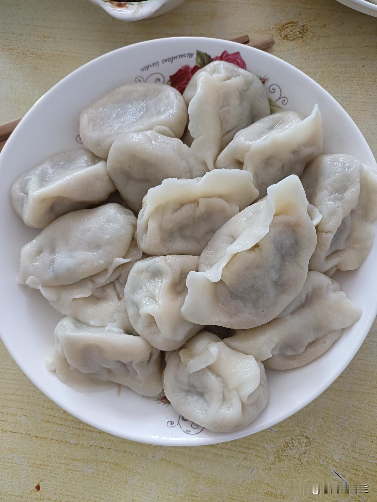 今天中午又吃饺子了，不知道吃什么就吃饺子，几天不吃饺子就想吃。上午我也不知道