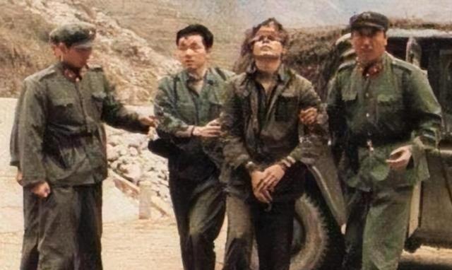 1990年，在中越战俘遣返仪式上，“叛变”军官汪斌拖着仅37公斤重的身体，颤颤巍