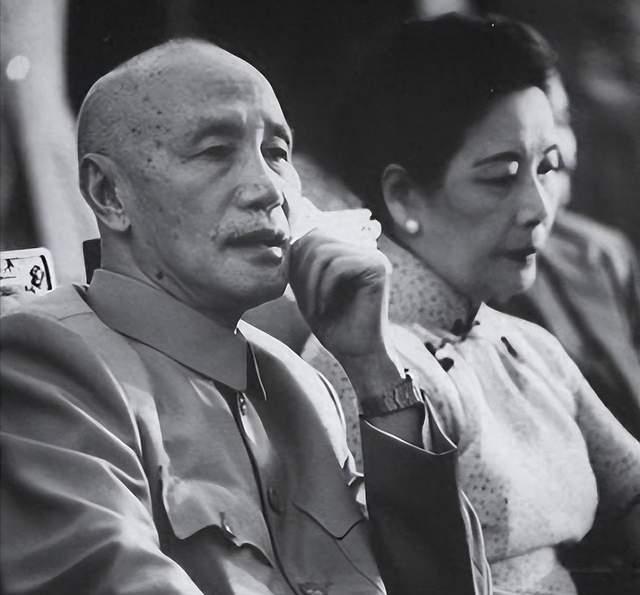 蒋介石私生活有多混乱？贴身秘书晚年才敢说破，宋美龄的做法绝了。蒋介石的私生活有多