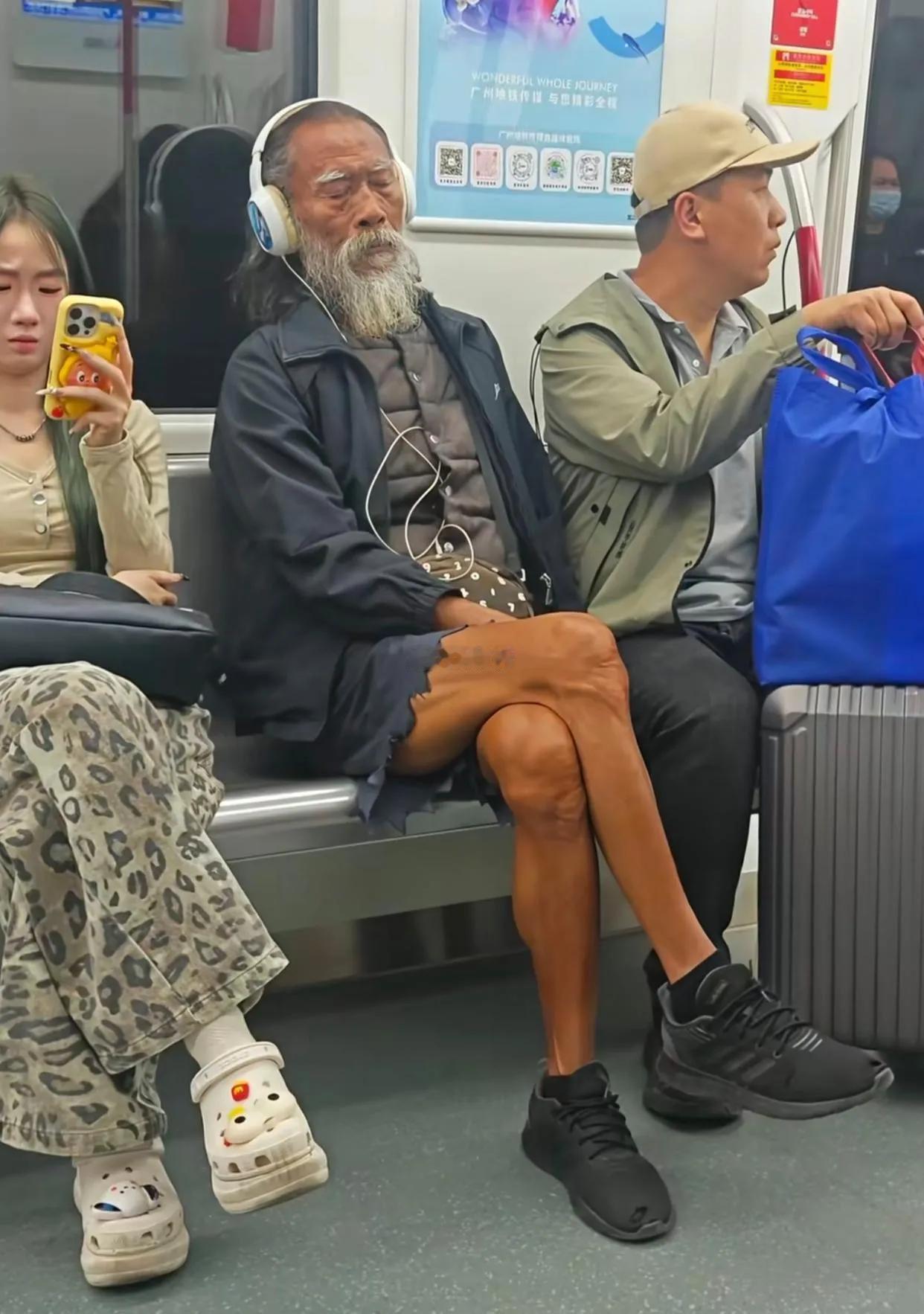 不怪小姐姐一脸的嫌弃，换做谁谁不是。