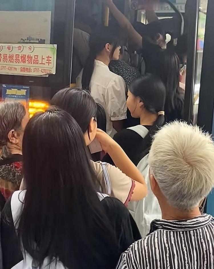 公交老年卡高峰时段出行禁刷可行！前段时间看到新闻，某个城市因为老年人赶着去做