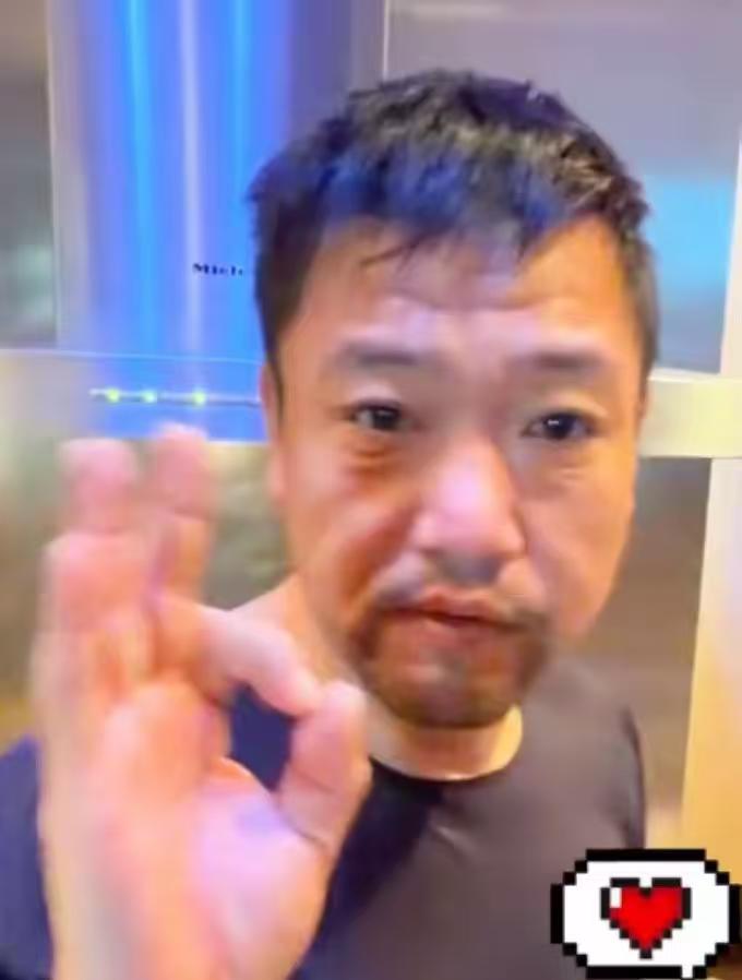 最近网上有人发了贾冰家厨房的照片。照片里墙面掉皮、到处是油污，切肉切菜居然用一块