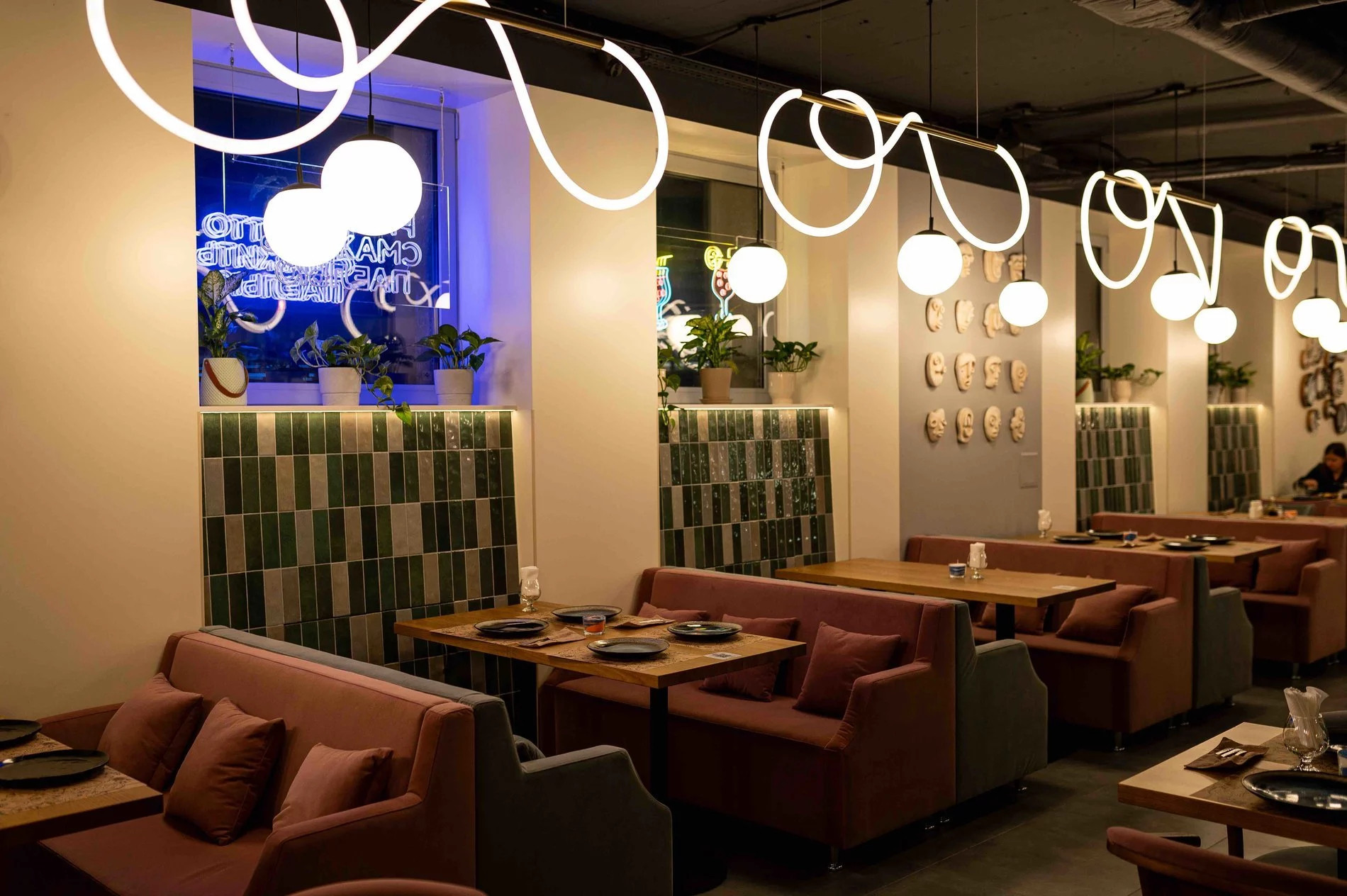 我的乌克兰家常菜餐厅地址，上一家定位地中海海鲜饭，经营一年左右关门。我让Gemi