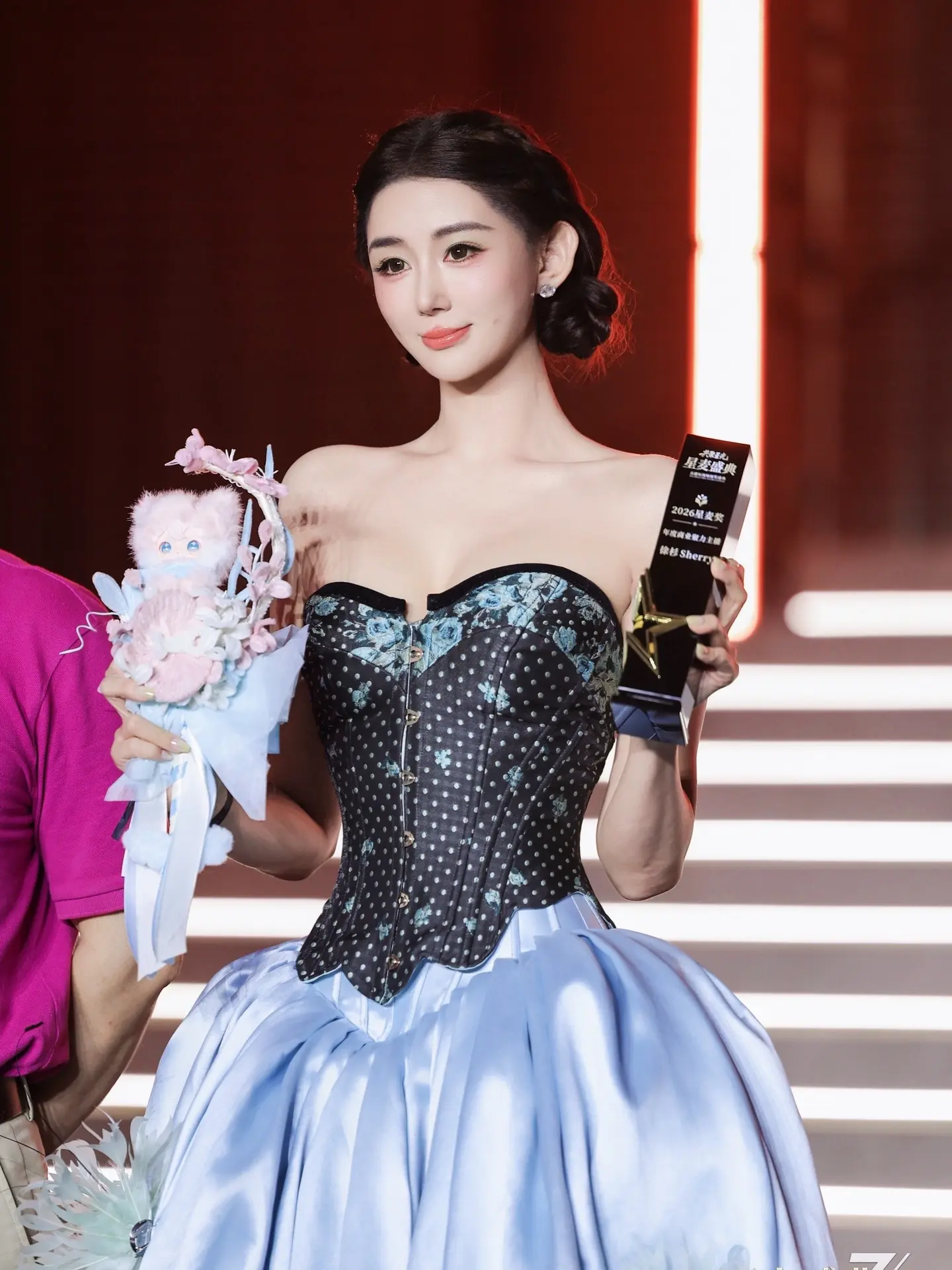 领个奖🏆 这件礼服是你们给我选的 好看🤩❤️