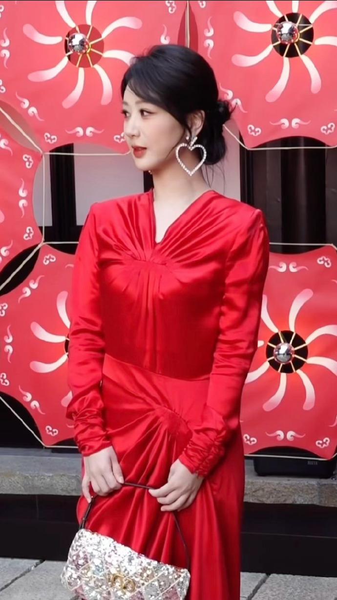 最近杨紫在出席活动的时候穿了一身红色的裙子，看上去特别的漂亮，也很迷人。她有