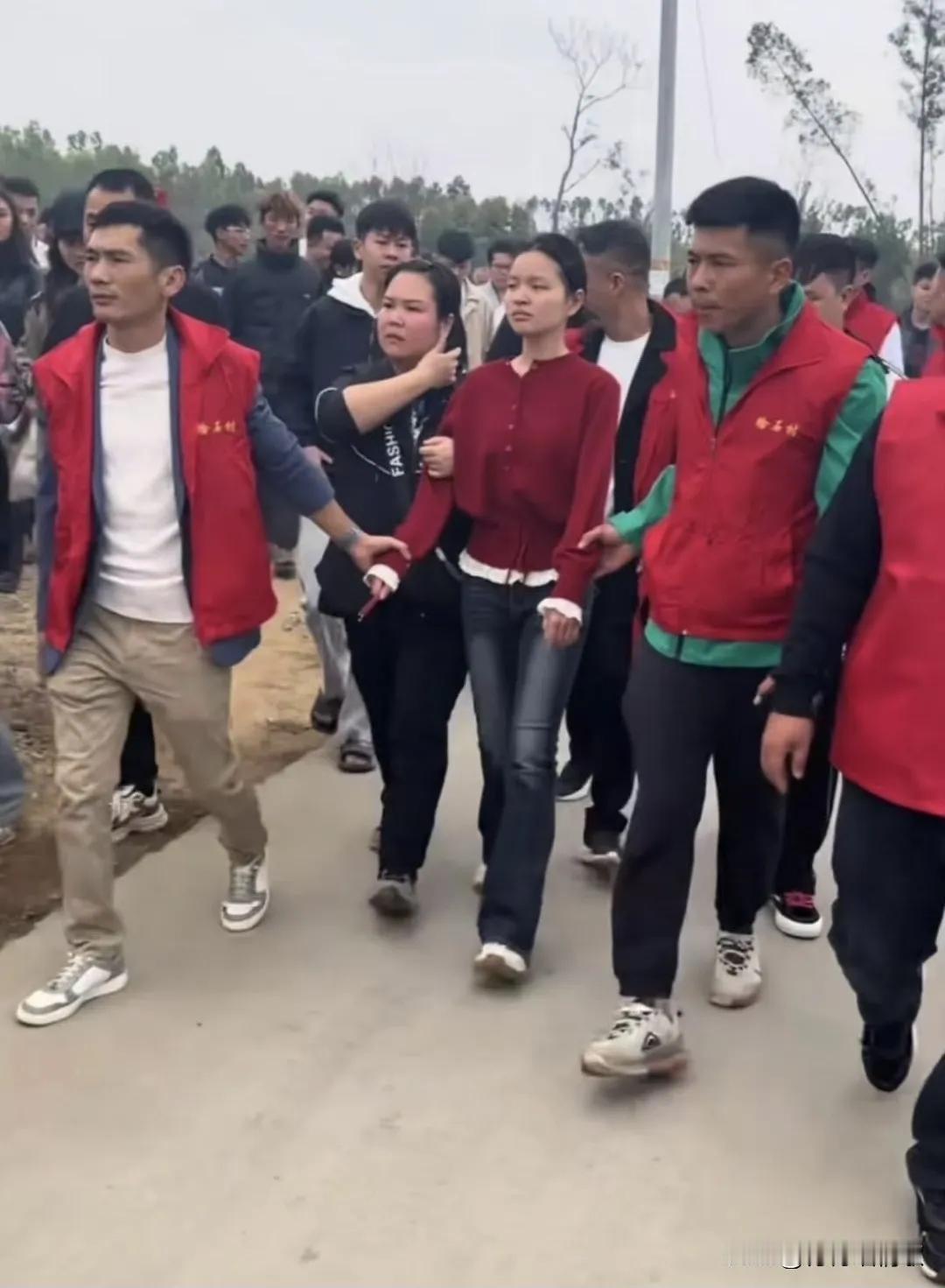 我有个预感，湛江拾石村接下来的日子可能真要难熬了——不是被网友骂几句那么简单，是