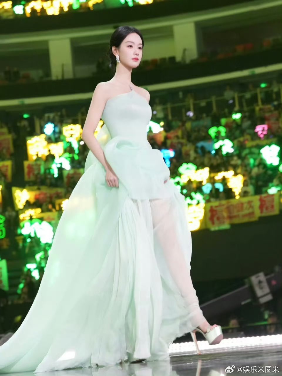 陈都灵古希腊掌管淡颜的神从校园到红毯再到古装，陈都灵淡颜始终出彩，清冷疏离搭配