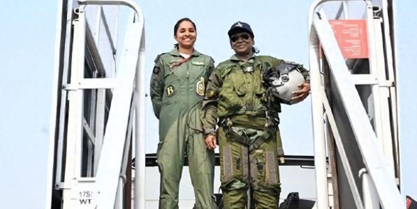 印度最近的操作简直离谱,他们为了在美印联合军演上装场面,直接派去了三架阵风战机,