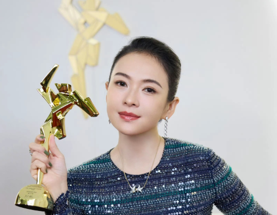 28年影坛耕耘章子怡拿下亚洲电影大奖这才是真顶流深夜章子怡工作室高调发文，满屏