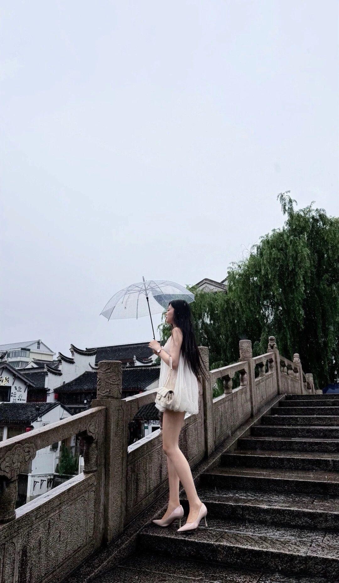 烟雨江南，小桥流水，美景美人。