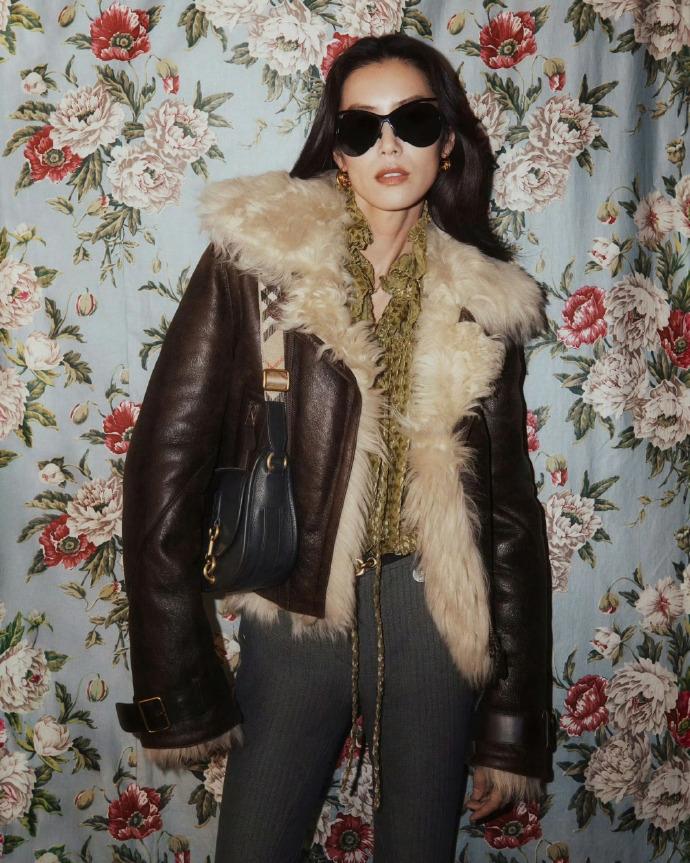 最近刘雯在北京出席时尚活动，她这回搭配的很潇洒，看上去也格外的酷，确实是太有魅力