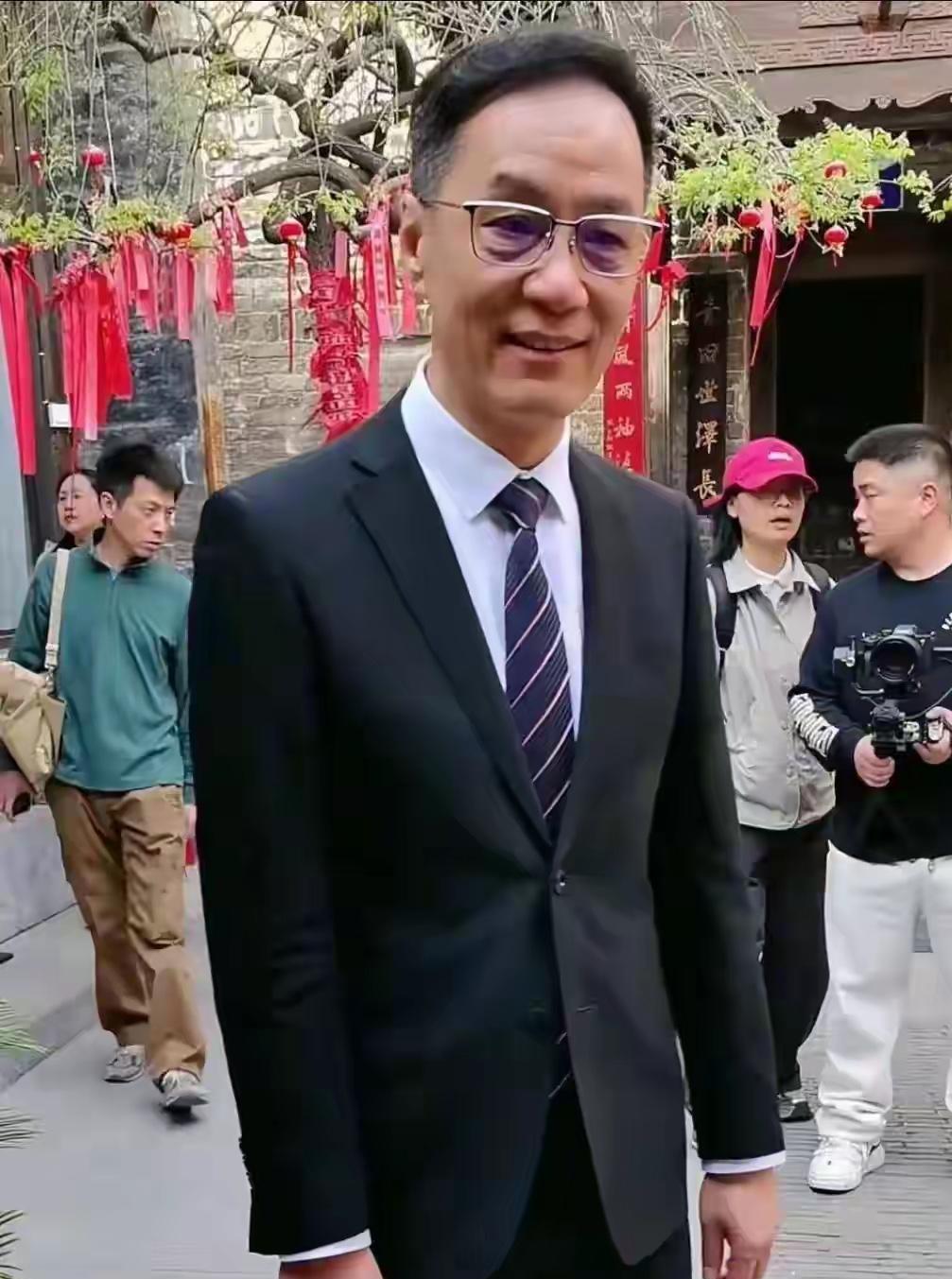 【冯远征携71岁妻子回韩城，西装风衣组合太飒！】[比心]刷到冯远