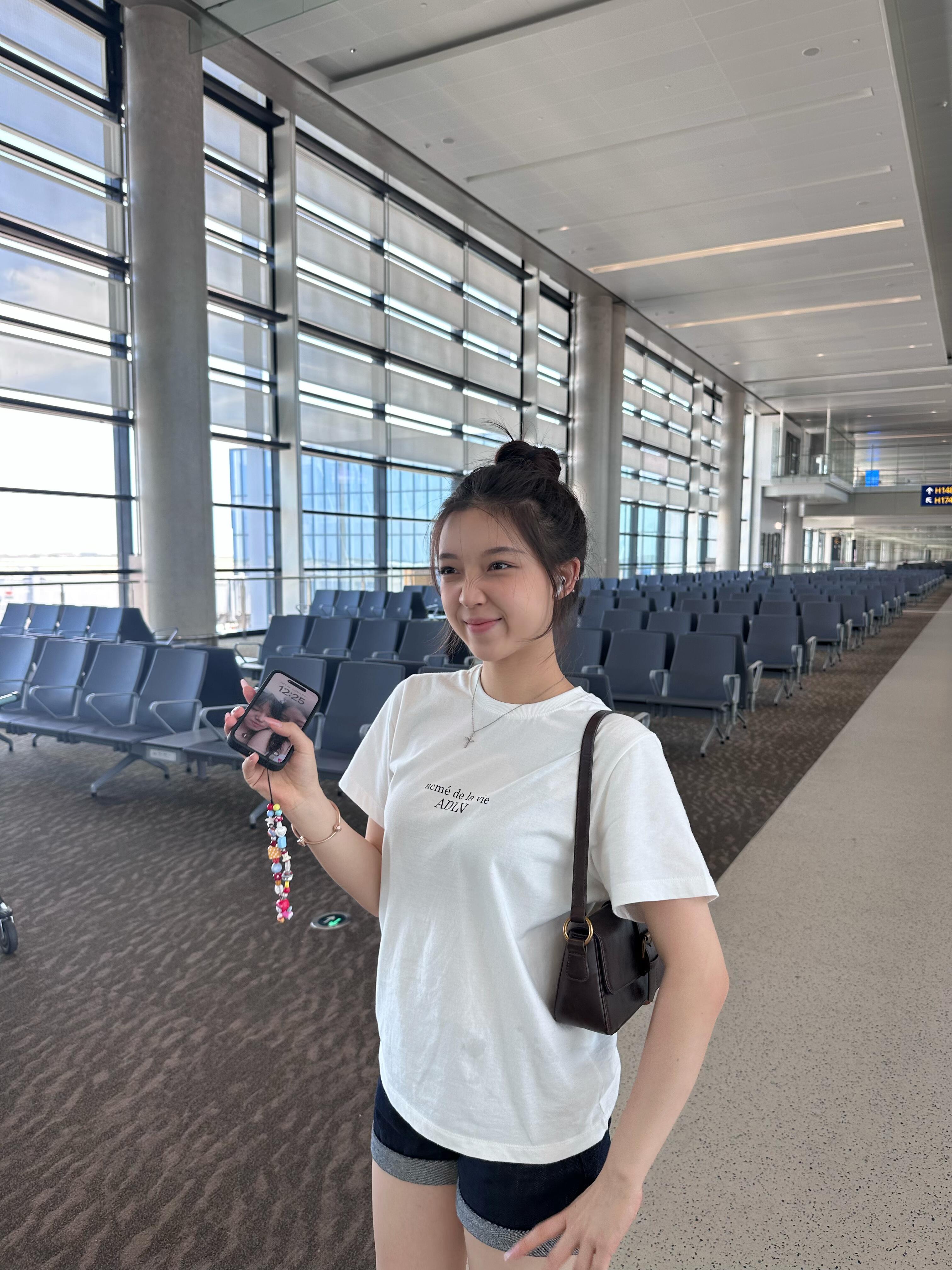 一大早起来赶车去旅游。