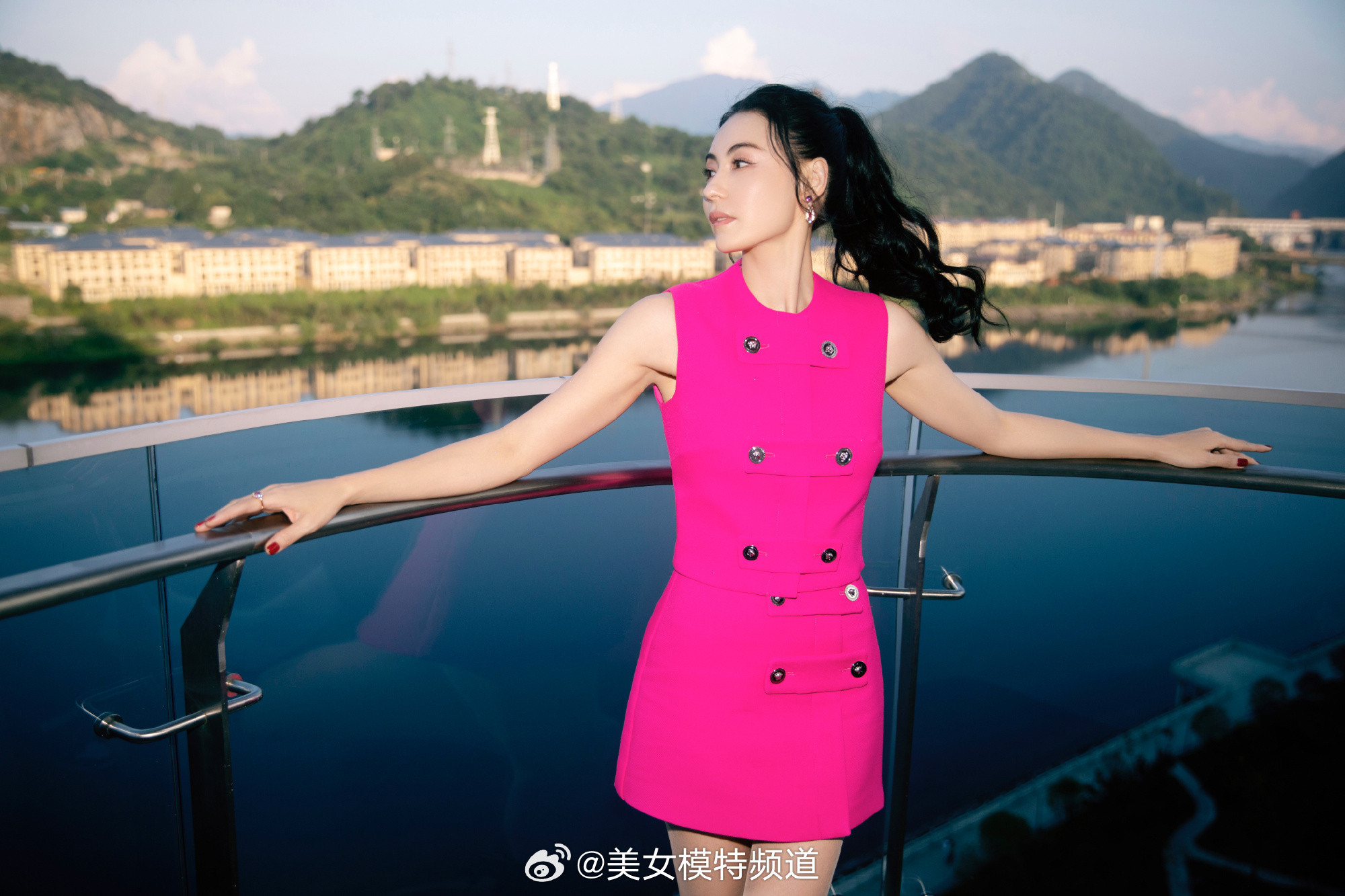 张柏芝全新写真大片玫红色裙装