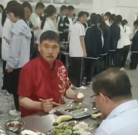 农民歌唱家大衣哥，走进校园一番感慨，彻底撕开了草根明星的通病大衣哥朱之文最近走