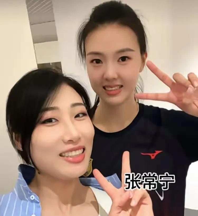 江苏女排队长张常宁和国家队室友刘晏含在全锦赛相遇，在广东定居的刘晏含虽然没有参赛