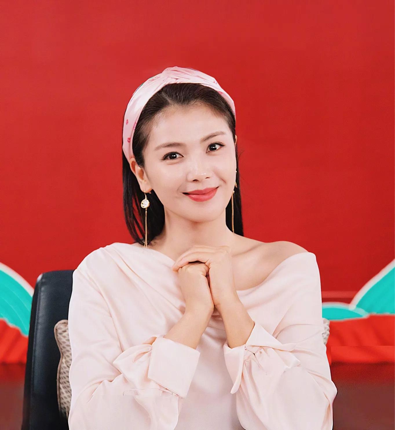 笑一笑：漂亮的女同事问我：你有什么过人之处吗？我想了一下说：下面吧。女同事一听，
