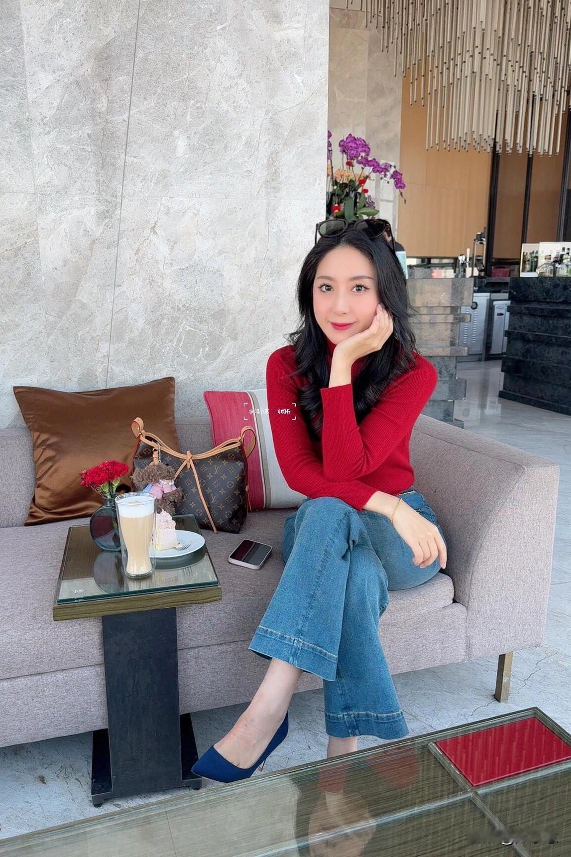 红色真养人！最近好爱穿红色，感觉整个人的状态也好好牛仔和墨镜🕶️也是心头好