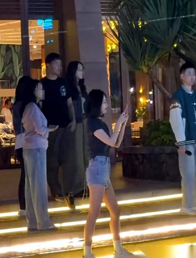 我跟你说，看一个当妈的是不是真破防了，别看她吼孩子，就看那个想亲近一下，却被孩子