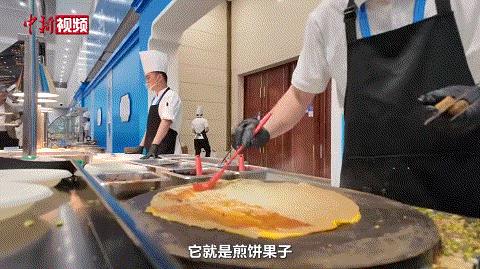 果然是天津！上合峰会新闻中心现场摊煎饼果子，外国记者排长队体验上合组织峰会在天