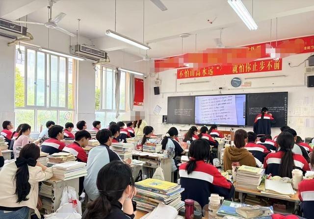 到了高中，你会发现：真正的学霸，不只是数学、物理和化学学得好，而且即使语文和英语