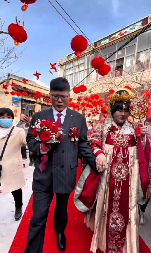 震惊！大衣哥坐拥亿万家产，竟把亲闺女嫁给“穷小子”种地？这操作，简直颠覆三观