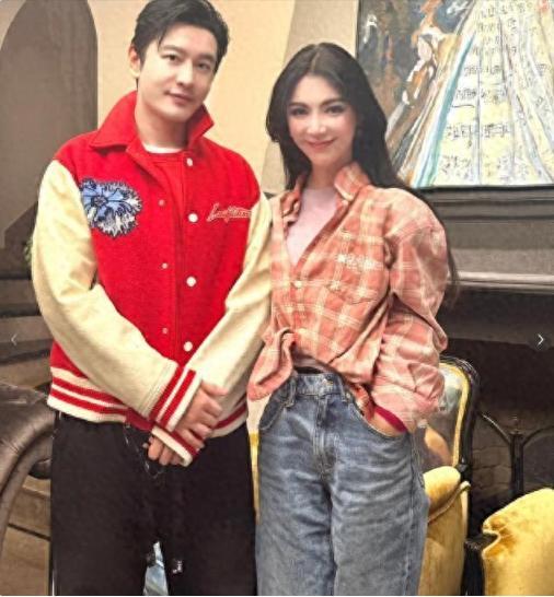 黄晓明叶珂圣诞相聚，女方举动显亲密情愫​​​