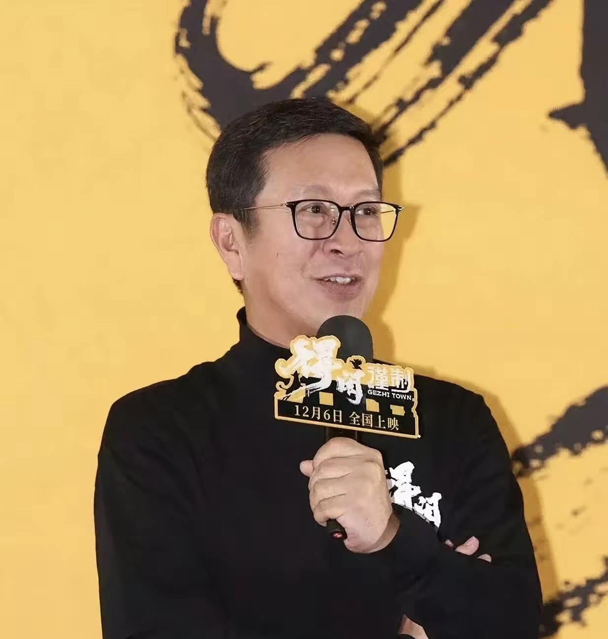 2014年，侯鸿亮辞去山影总经理，拉上孔笙、李雪成立正午阳光，刚搭起班子，第一件