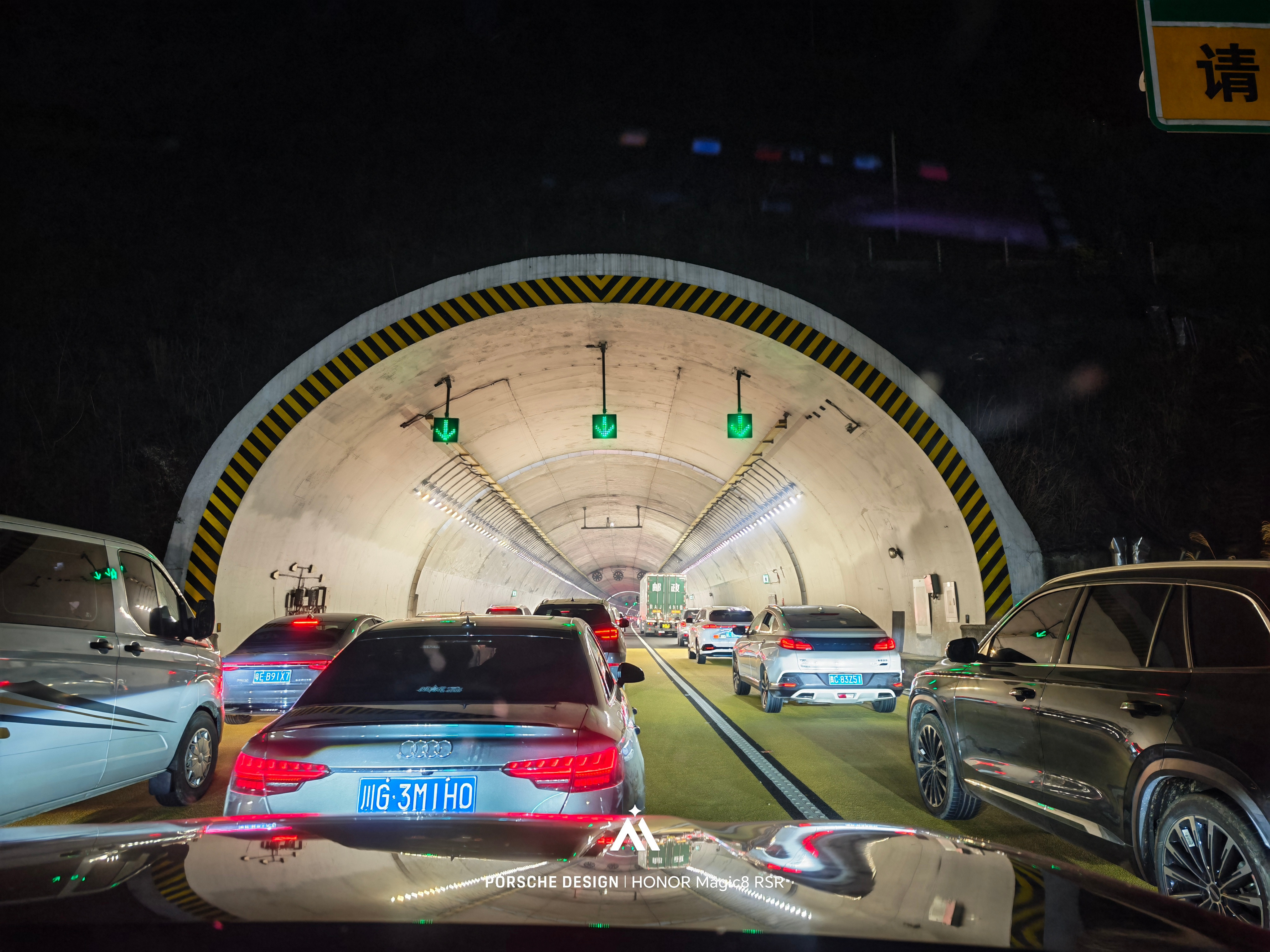 不怕高速堵车，就怕堵车手机也没网，这条微博我发了1个小时才发出来……兄弟们到哪儿