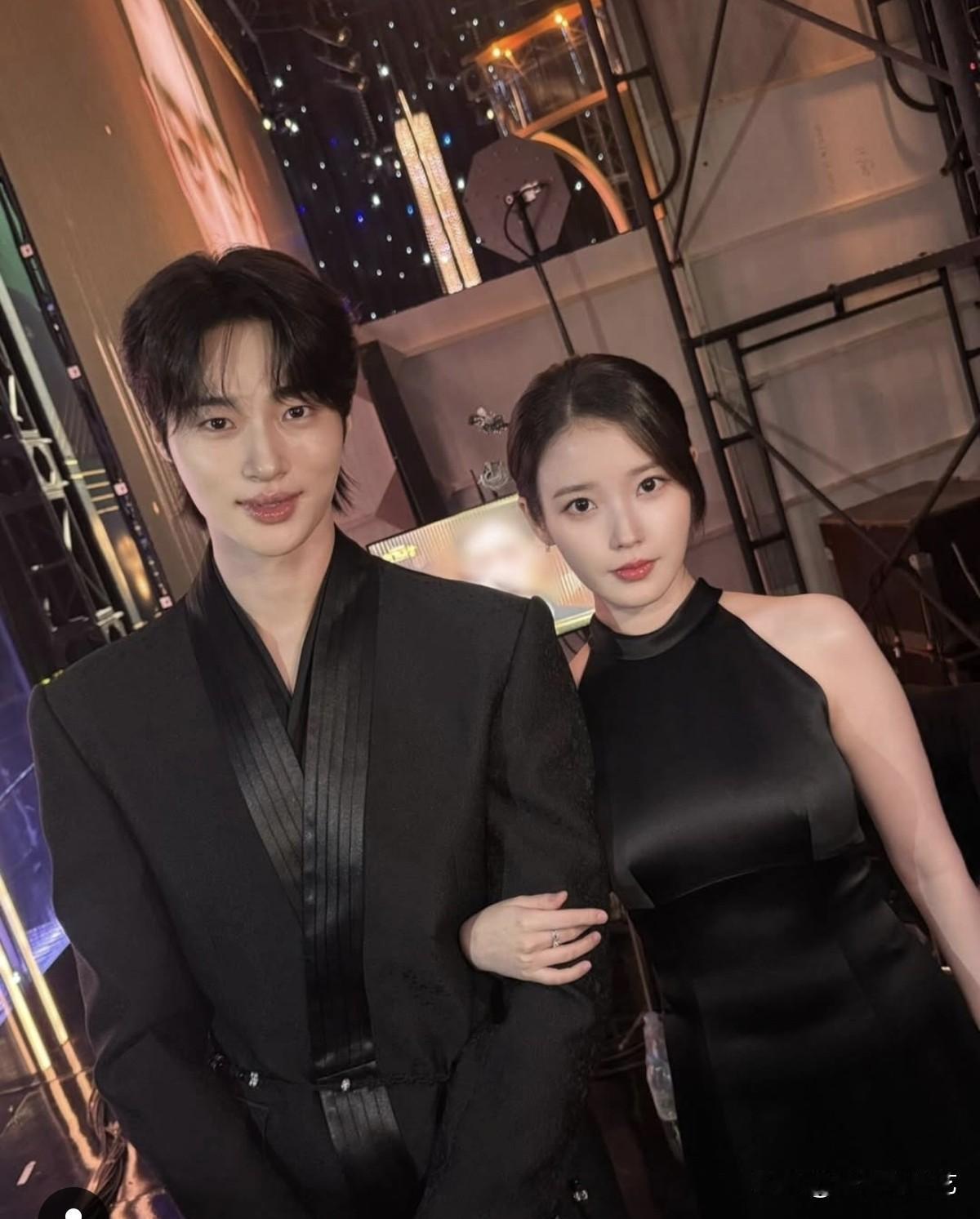 31日，演员IU在Instagram上传了多张照片，并配文“2026年春季MBC