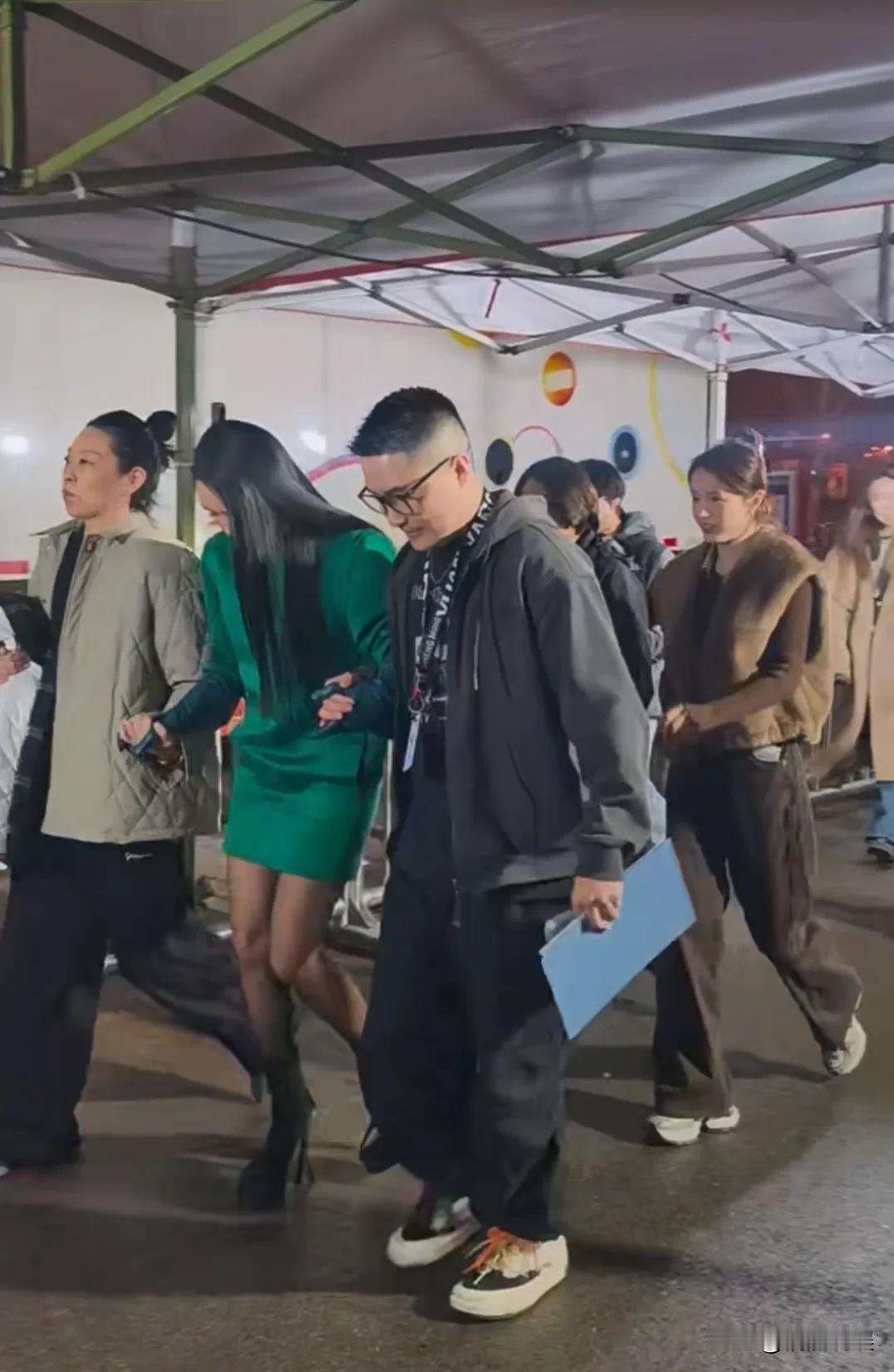 那英这是越老越放飞了啊！看她参加湖南台的节目录制，穿着一条绿色的短裙，黑色丝袜