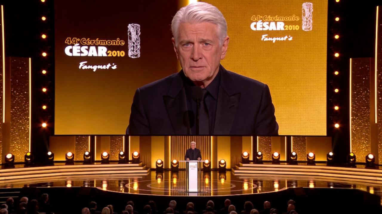 64岁金·凯瑞罕见亮相！白发沉稳泪洒现场，一句台词戳中全网青春近日，64岁