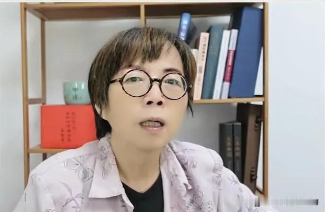 彻底变了！曾经怒撕绿营的黄智贤，如今甘愿替赖清德遮丑。以前的黄智贤，有多刚
