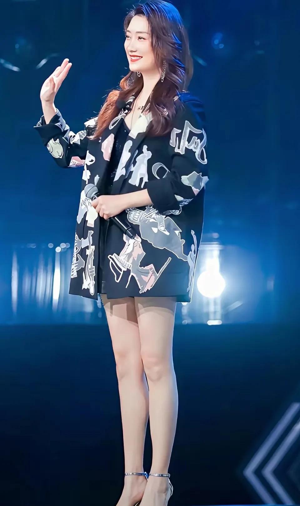 45岁的女歌手玲花长相好标，一双腿又直又长，特别显气质。我觉得她比那些光靠漂