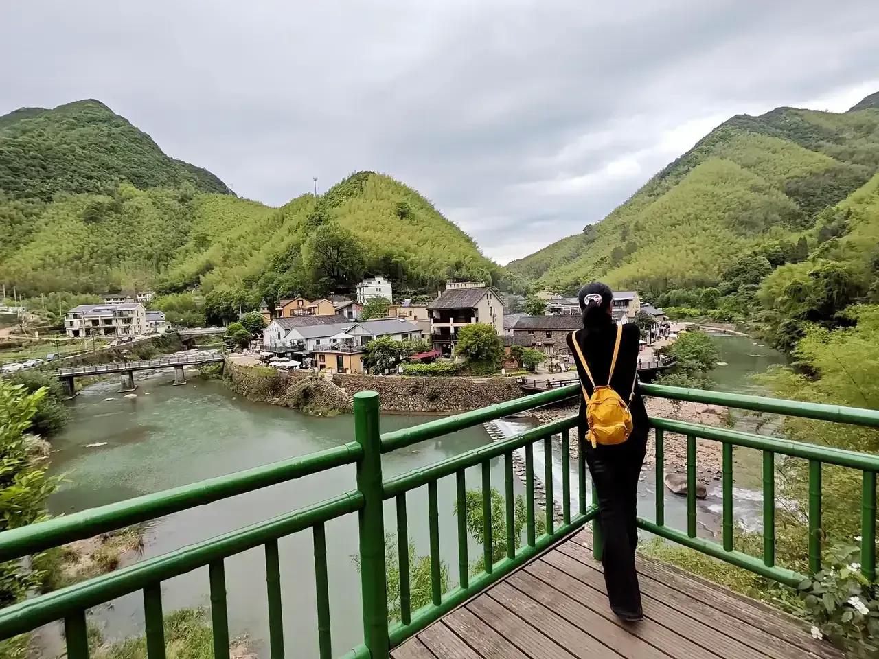 为什么人们喜欢出门去旅游呢?人们的生活中不仅仅只有工作和学习，还应该有诗和远方