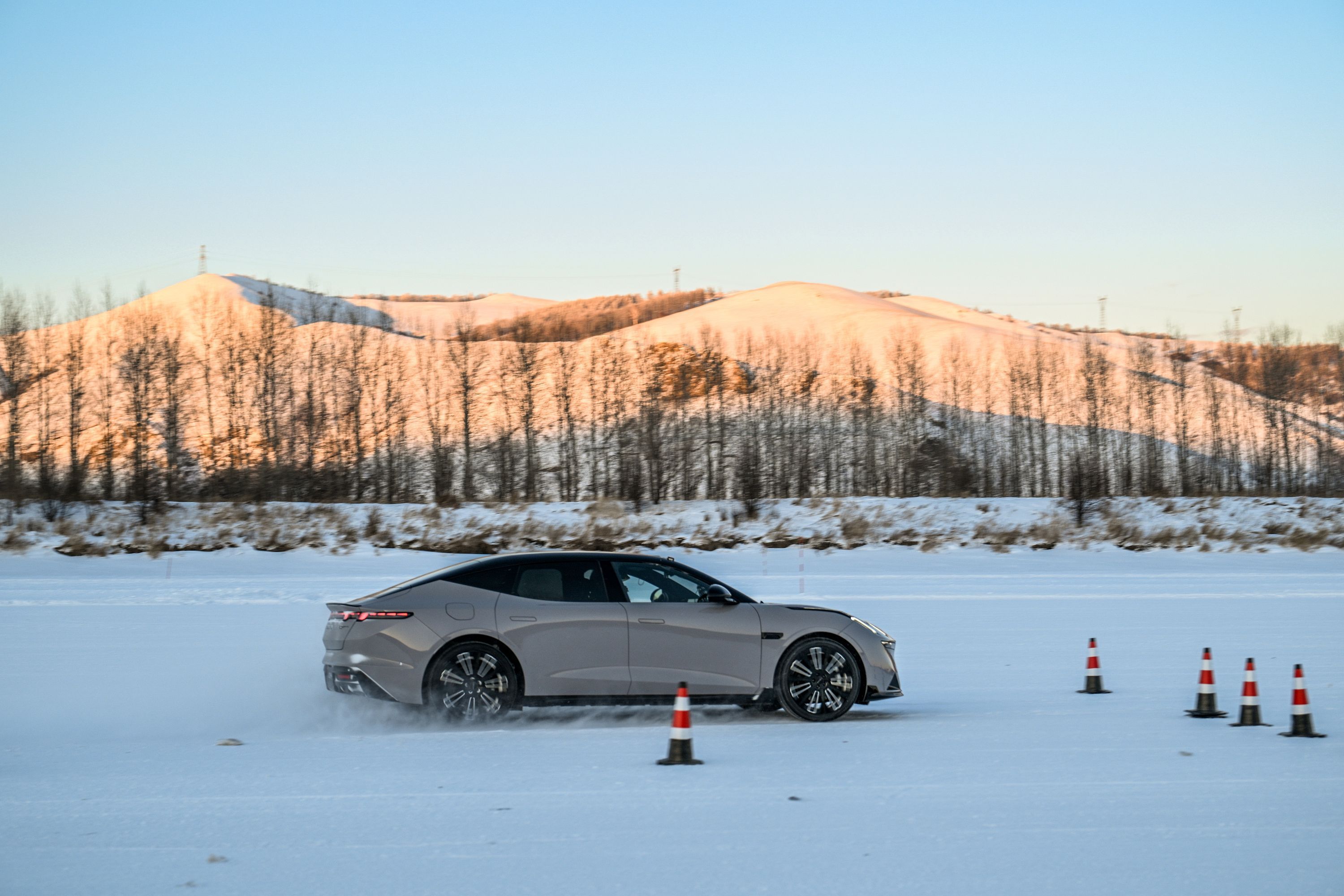 领克10EM-P在中汽中心冬测拿了低温续航和雪地飞坡避障双认证，实测-40℃到