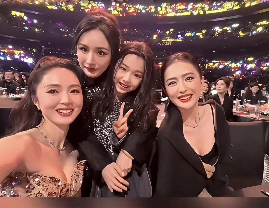 这几天，我感觉到了内娱果然不一样。而董璇还敢去哪里，都带着女儿出风采，很明显，小