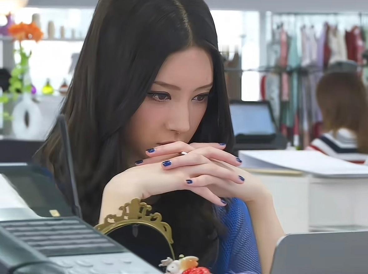 谁来懂一下这个白皙的皮肤配宝蓝色美甲💅🏻​​​