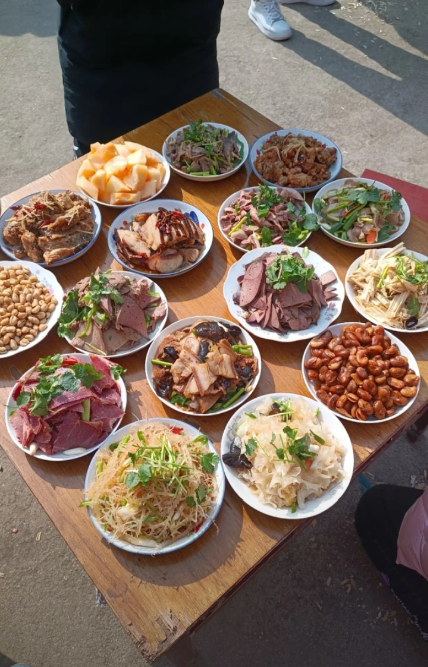 两个朋友请你喝酒，你会选择哪一桌？