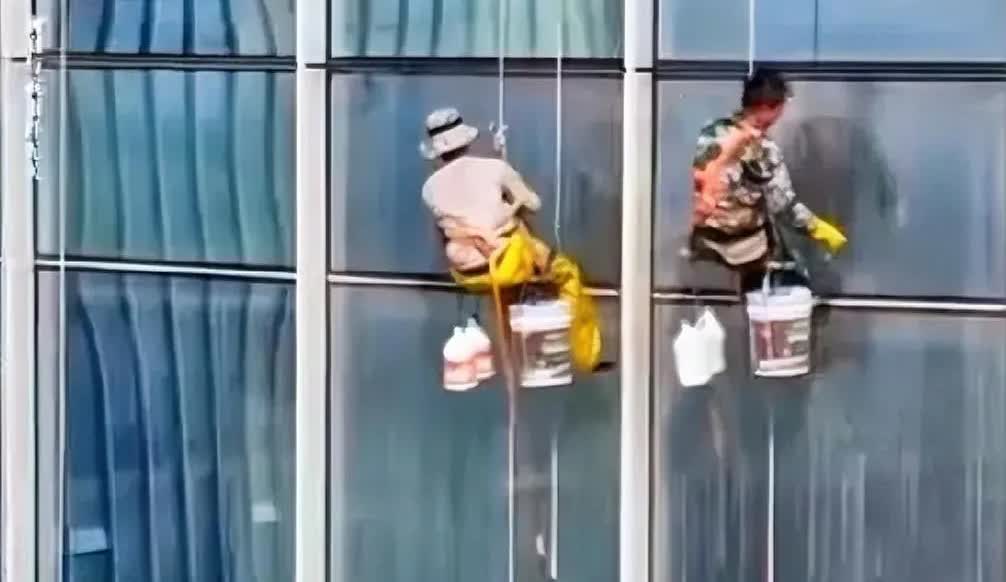 女人裸睡没拉窗帘，被两名男性外墙清洗工人看光！最近，4月18日四川成都一