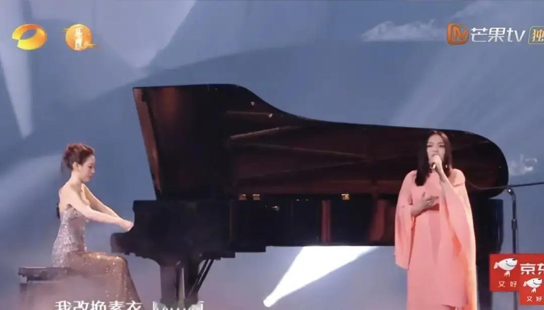 陈楚生一开口，跨年晚会直接变民谣现场。湖南卫视把零点前的黄金时段留给他，一把吉