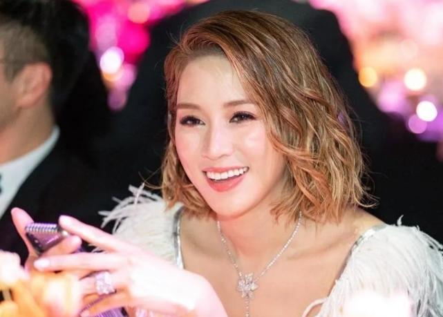 “千亿儿媳”彻底成笑话！43年来任人摆弄，连吃馄饨的自由都没有徐子淇43岁