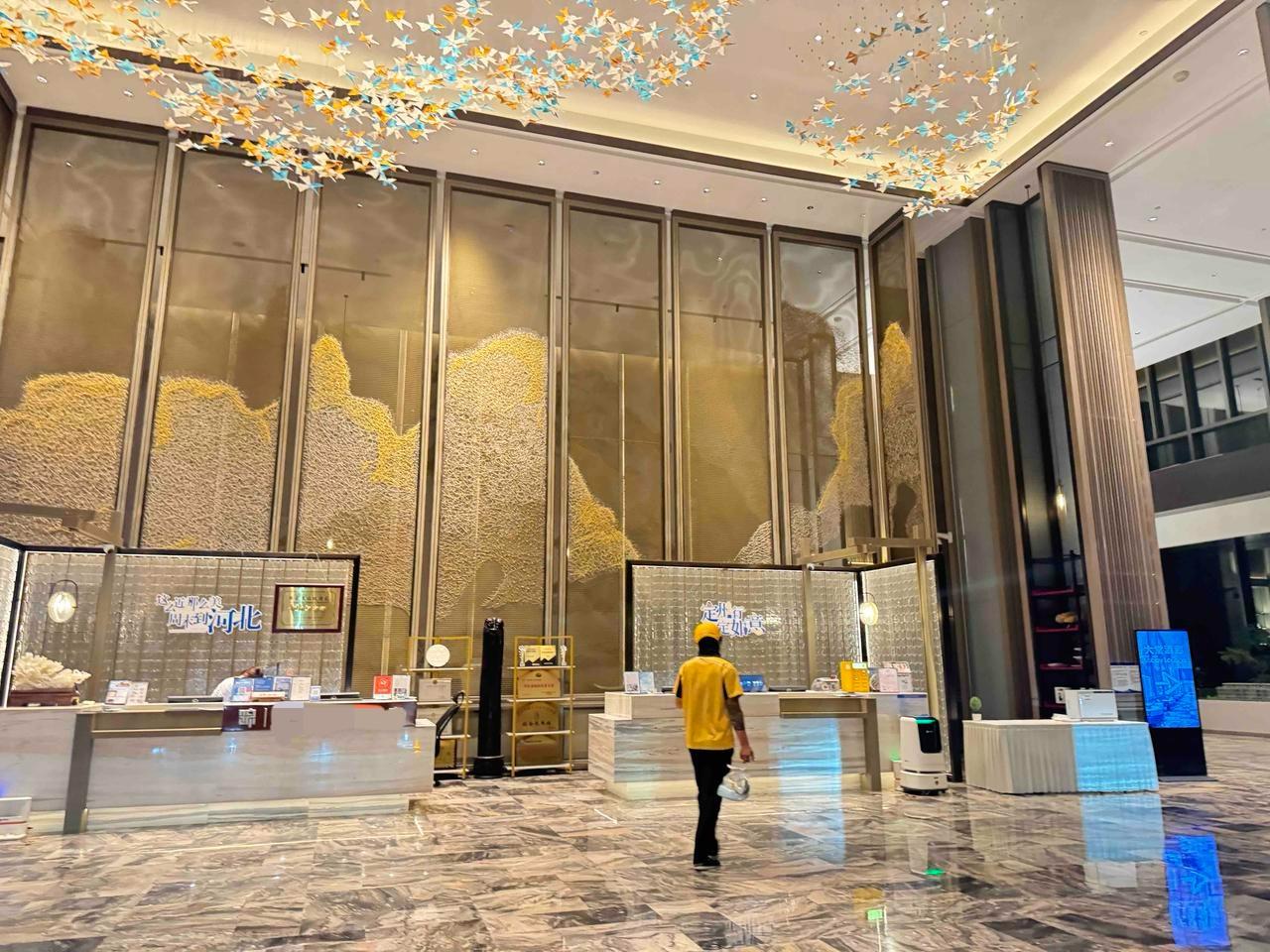 做了一个多小时的高铁，与老帅哥约个会。他提前定好了酒店，还去车站候着，做的很到位